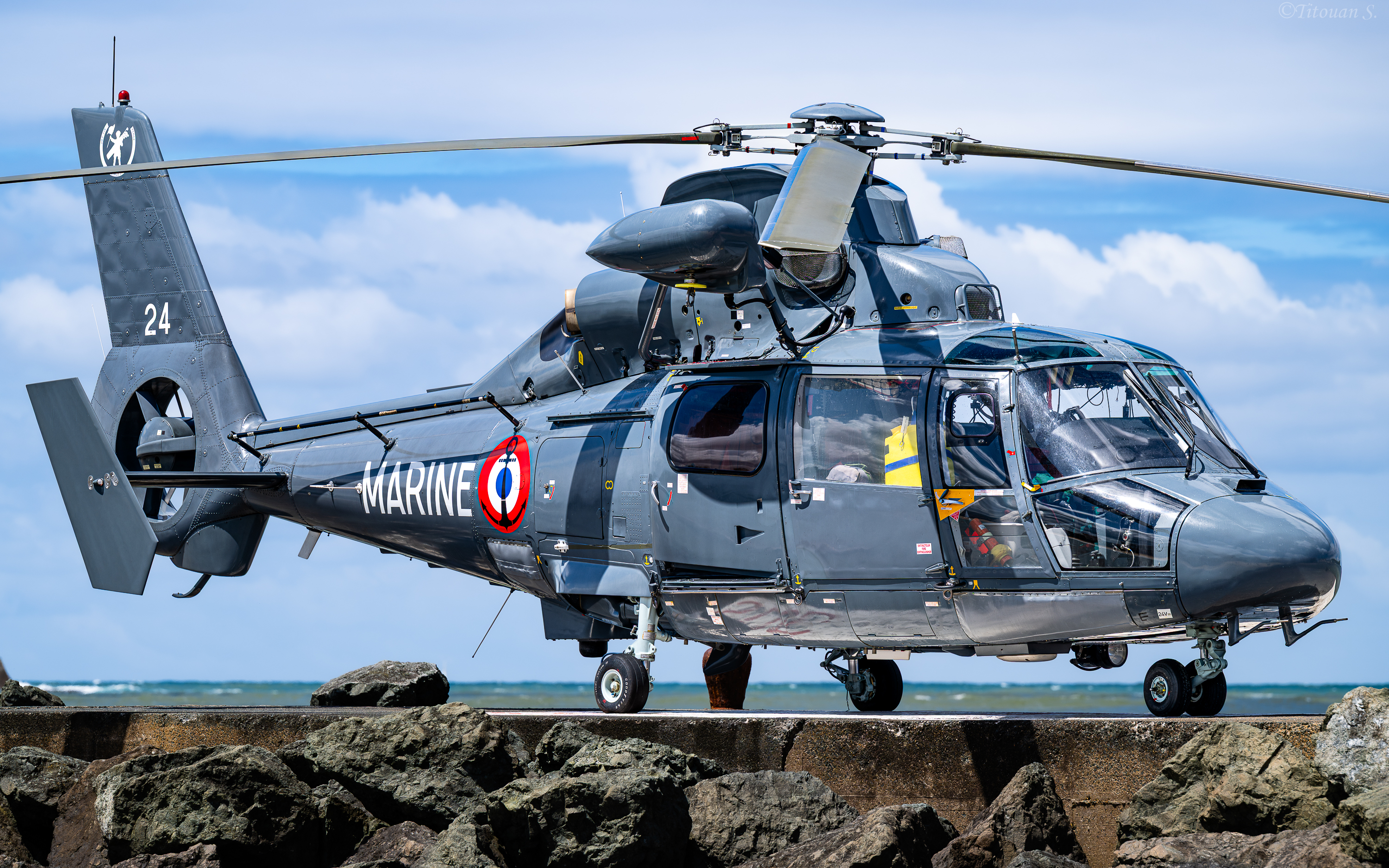 Hélicoptère de secours posé au bord de la mer